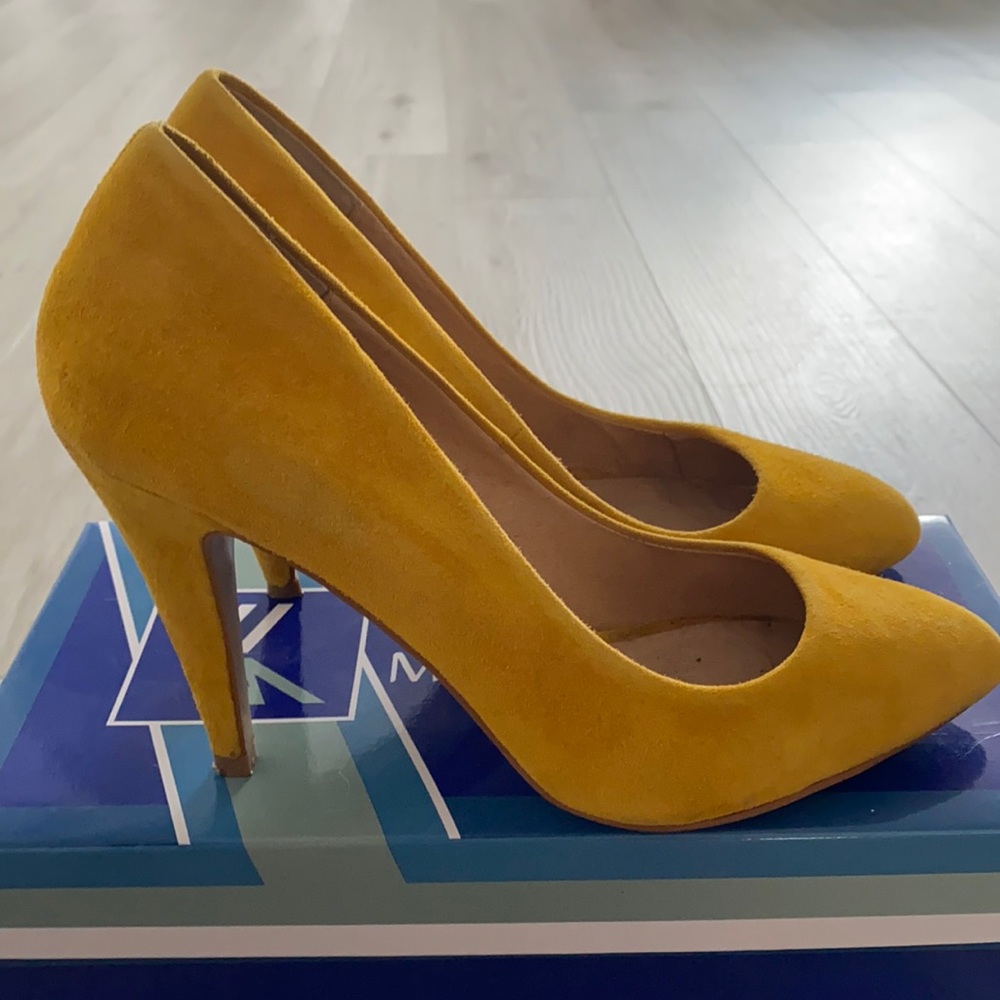 Aldo suede mustard color stilettos real leather